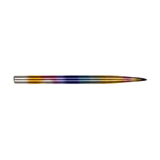 Dies ist eine bunte Stahlspitze für Dartpfeile. Die Spitze zeigt einen Farbverlauf in Regenbogenfarben.