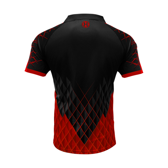HRS-26036_Harrows_Paragon_Dartshirt_Rot_2 Das Bild zeigt das Harrows Paragon Dartshirt in Rot von hinten. Das Shirt hat ein modernes Design mit schwarzen und roten geometrischen Mustern.