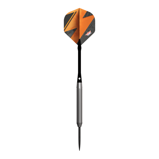 Bulls NL Lightning Orange Steeldarts Das Bild zeigt den Steeldart "Bulls NL Lightning Orange" mit einer auffälligen orangenen und schwarzen Flight. Der Schaft ist silberfarben und geriffelt, während die Dartspitze schwarz ist.