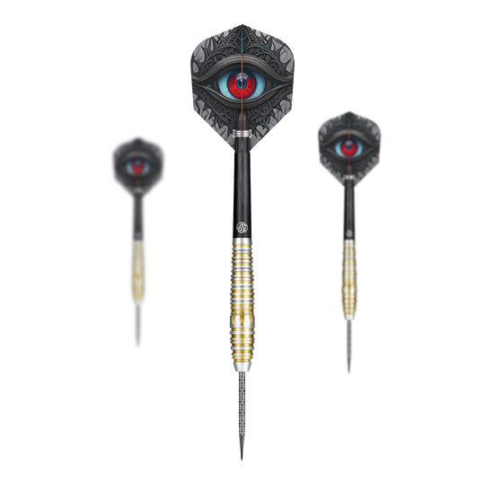 Shot Celt Balor Steeldarts Das Bild zeigt drei Steeldarts des Produkts „Shot Celt Balor Steeldarts“ vor schwarzem Hintergrund. Auf den Flights ist ein auffälliges, stilisiertes Auge in leuchtenden Farben abgebildet.