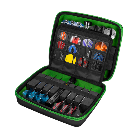 Mission Luxor Dart-Wallet In diesem Bild sieht man ein aufklappbares Dart-Set in einer schwarzen Hülle mit grünem Innenfutter. Verschiedene Dartpfeile und Flights sind ordentlich in Fächern und Halterungen angeordnet.