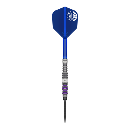 Target Japan Prime Series Sirius GEN4 Swiss Point Steeldarts Das Bild zeigt einen Target Japan Prime Series Sirius GEN4 Swiss Point Steeldart. Der Dart hat eine blaue Flight mit weißem Logo und ein metallisches Barrel mit lilafarbenen Akzenten.