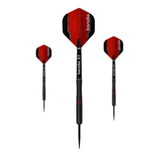 Karella Fighter Steeldarts Das Bild zeigt drei Steeldarts der Marke "Karella Fighter" mit roten Flights. Die Darts haben einen schwarzen Schaft und Spitze sowie rote Akzente am Griff.