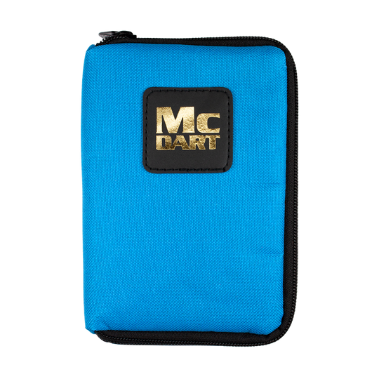 707_McDart_Tasche_Klein_Blau_1 Die Abbildung zeigt eine kleine, blaue Tasche mit der Aufschrift "MC Dart" in goldener Schrift auf der Vorderseite. Die Tasche hat einen schwarzen Reißverschluss rundum.