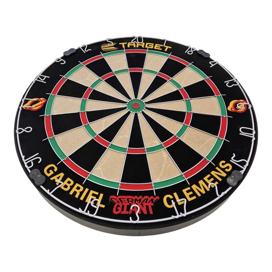 Target Gabriel Clemens Steeldartboard Set Dies ist eine Steeldartboard-Set mit der Aufschrift „Gabriel Clemens“ und „German Giant“. Das Board ist von der Marke Target und hat die klassischen Farben und Markierungen eines Dartboards.