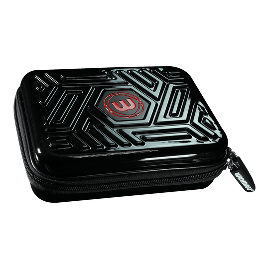 Das Bild zeigt ein schwarzes Dart-Etui mit einem geometrischen Muster auf dem Deckel. In der Mitte befindet sich ein rotes Logo und der Reißverschluss trägt den Schriftzug "Winmau".