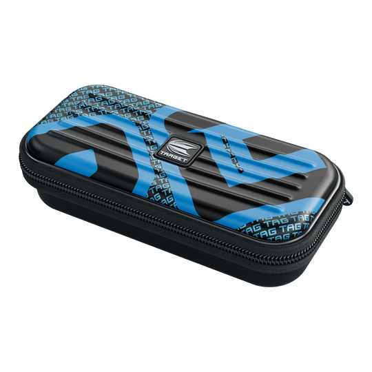 Das Bild zeigt ein schwarzes Etui mit blauen Mustern und der Aufschrift "TAG" auf dem Deckel. Das Etui hat einen Reißverschluss und ist vermutlich für Dart-Zubehör gedacht.