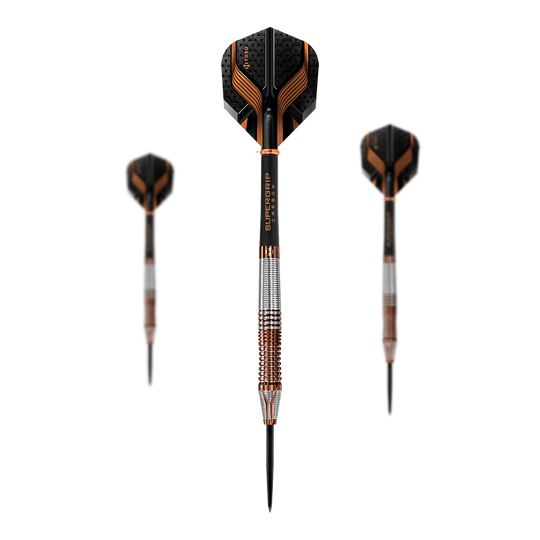 Harrows Toro Steeldarts Auf dem Bild sind drei Steeldarts zu sehen, wobei einer mittig im Vordergrund steht und die anderen beiden im Hintergrund sind. Die Darts haben schwarze und orangefarbene Flights sowie silberne und bronzefarbene Griffe.