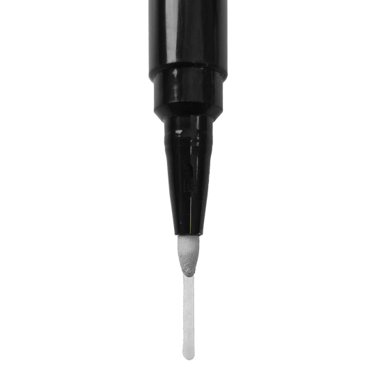 Board Marker Dies ist die Spitze eines schwarzen Whiteboard-Markers. Die Spitze ist rund und gibt eine gleichmäßige, weiße Linie ab.
