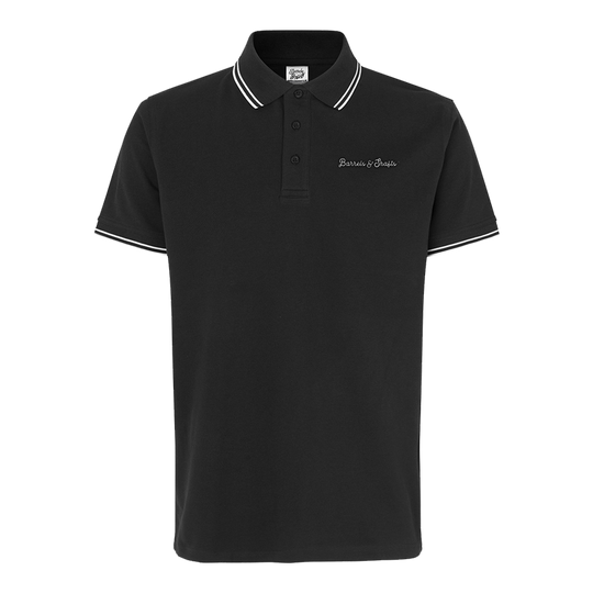 Barrels and Shafts Poloshirt - Schwarz Das Bild zeigt ein schwarzes Poloshirt mit weißen Akzenten an Kragen und Ärmeln. Auf der Brust ist der Schriftzug "Barrels & Shafts" eingestickt.