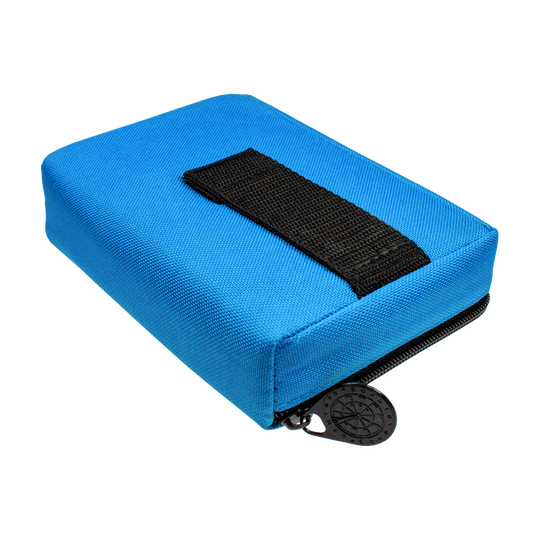 707_McDart_Tasche_Klein_Blau_3 Die Abbildung zeigt eine kleine, blaue Tasche mit schwarzem Reißverschluss und einem schwarzen Band auf der Oberseite. Es handelt sich um das Produkt "McDart Tasche Klein".