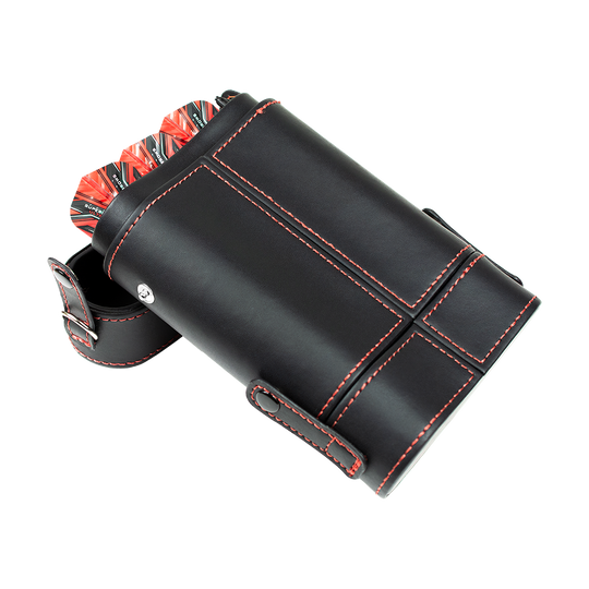 HRT-16402_Harrows_Prima_Dartcase_Red_5 Das Bild zeigt ein schwarzes Dart-Etui mit roten Nähten, das einige Dartpfeile enthält. Es handelt sich um das Produkt „Harrows Prima Dartcase“.
