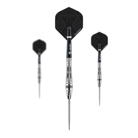 Caliburn Wolfpack W2 Steeldarts - 22g Das Bild zeigt drei Steeldarts des Produkts "Caliburn Wolfpack W2 Steeldarts - 22g". Die Darts haben silberne Spitzen und schwarze Flights mit geometrischem Muster.