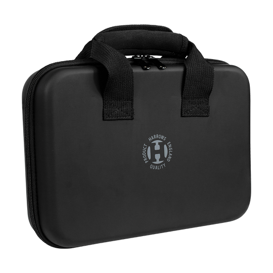 HRT-16525_Harrows_Imperial_Dartcase_Schwarz_1 Die Abbildung zeigt das Produkt "Harrows Imperial Dartcase - Schwarz". Es handelt sich um ein schwarzes Etui mit Reißverschluss und Tragegriffen zur Aufbewahrung von Dartzubehör.