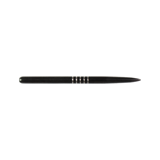 57747_Bulls_GP2_Steeldartspitzen_Schwarz_38mm_2 Das Bild zeigt eine schwarze Steeldartspitze des Produkts "Bulls GP2 Steeldartspitzen Schwarz". Die Spitze hat mehrere silberne Rillen in der Mitte zur besseren Griffigkeit.