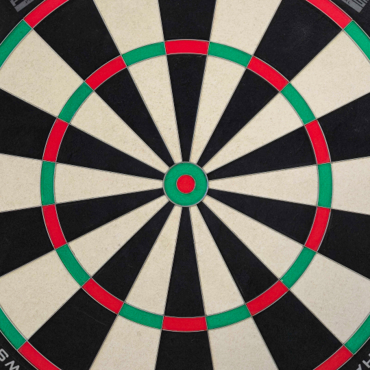 Harrows Fortis Steeldartboard Das Harrows Fortis Steeldartboard wird hier von vorne gezeigt. Es eignet sich hervorragend für professionelle und Freizeitspieler.