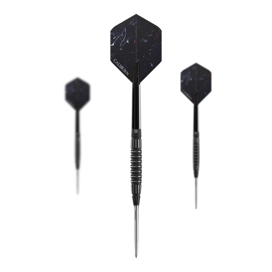Caliburn Sword S3 Steeldarts - 23g Das Bild zeigt drei Steeldarts des Modells "Caliburn Sword S3" mit einem Gewicht von 23g. Die Darts haben ein schwarzes Design mit silbernen Spitzen und dunklen Flights.