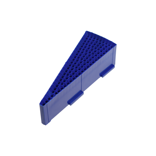 LW2_L-wen_Dart_Ersatzfeld_Single_Innen_Blau_1_Originalteil Das Bild zeigt ein blaues Ersatzfeld für eine Löwen Dart-Scheibe. Das Feld ist dreieckig und hat viele kleine Löcher für die Dartspitzen.