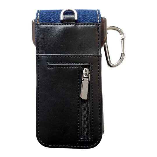 Cameo Acento Denim Dartcase Das Bild zeigt ein elegantes Dart-Etui aus schwarzem Leder mit einem Reißverschlussfach. Am oberen Rand befindet sich ein Karabinerhaken und ein Einsatz aus dunkelblauem Denim-Stoff.