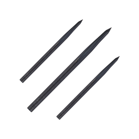 Unicorn Volute Noir Steeldartspitzen Das Bild zeigt drei schwarze Steeldartspitzen des Produkts „Unicorn Volute Noir“. Sie sind länglich, spitz zulaufend und aus Metall gefertigt.