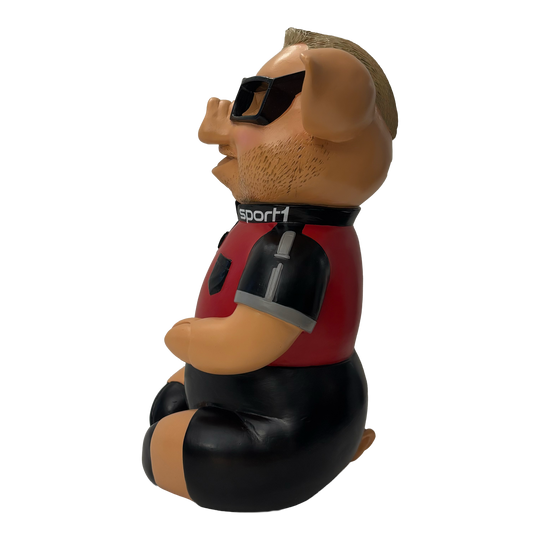 Das Bild stellt das Produkt Sport1 Bulletproof Phrasenschwein dar. Dieses Sparschwein ist mit sportlichen Elementen gestaltet.